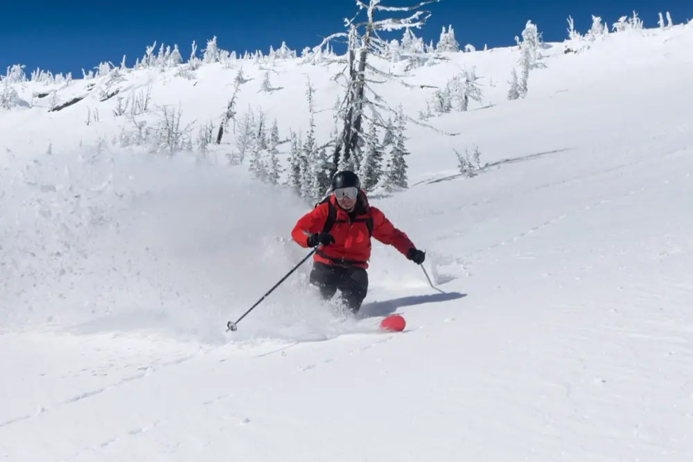 Skifahrer auf sonniger Piste in Gastein bei Pulverschnee