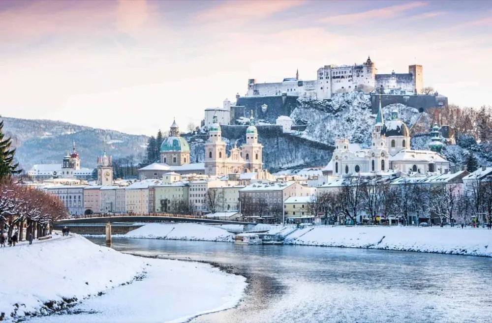 Winterliche Altstadt von Salzburg mit Festung Hohensalzburg