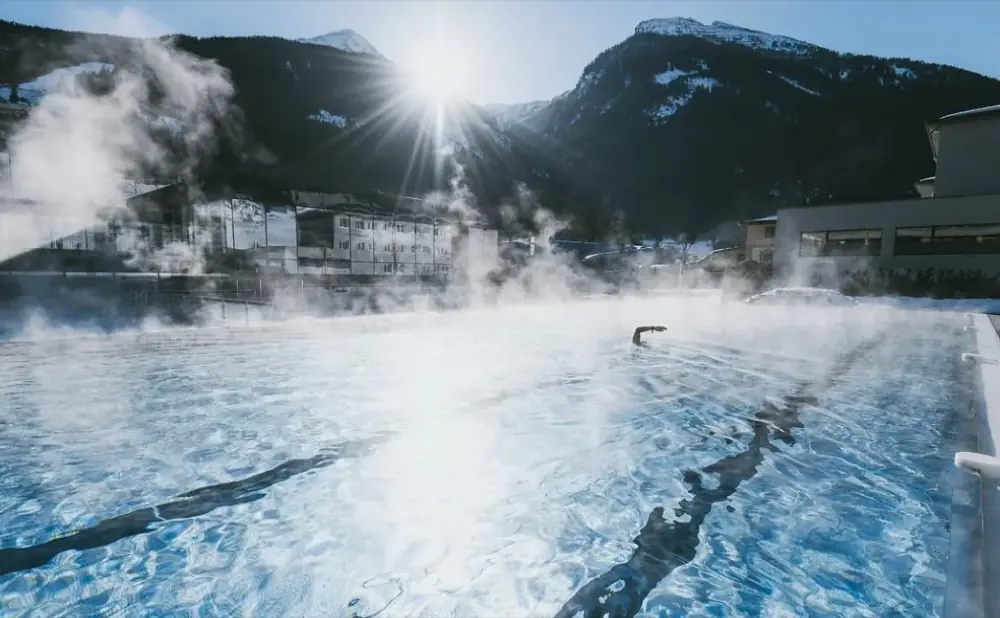 Thermalbecken der Gasteiner Thermen mit Bergpanorama