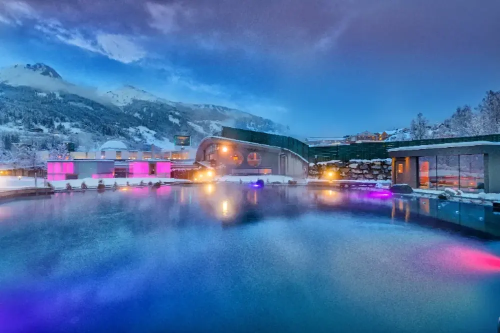 Innenbecken der Alpentherme Bad Hofgastein mit Bergblick